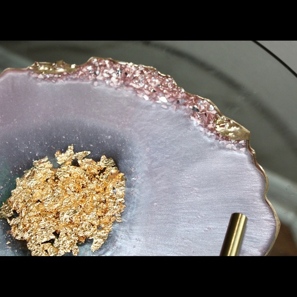 Handmade Blush Round Resin Tray With Handles And Coasters - Picture 7 of 8